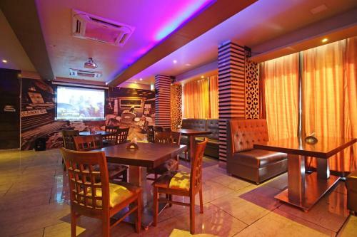 Hotel Oyo 4964 Golden Oyster Suites