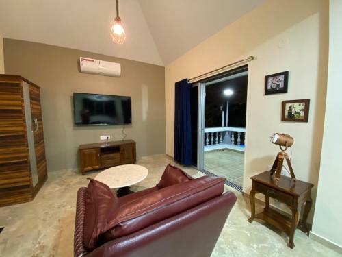 Capetown Villa With Pool, Jacuzzii, Dj, & Hot Bath Tub