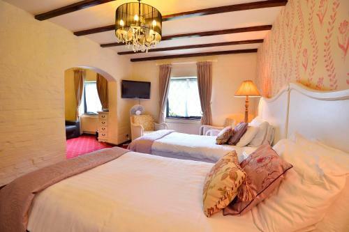 Roundabout Hotel