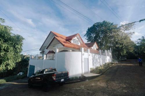 Tipolo White House