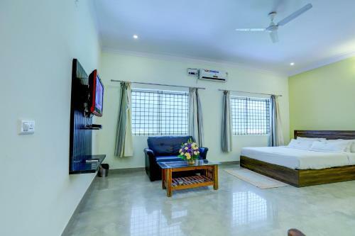 Hotel Ezzenza Royal Garden Brindavan Resort