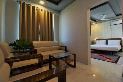Hotel Manomay Homes