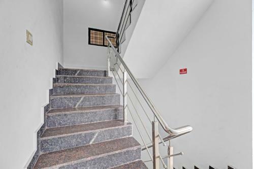Hotel Oyo 81959 Gold Service Apartment