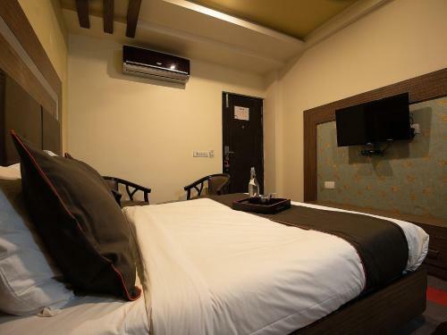 Hotel Oyo 81323 Collection O Pooram