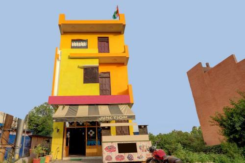 Oyo 82010 Good Hood Hotel