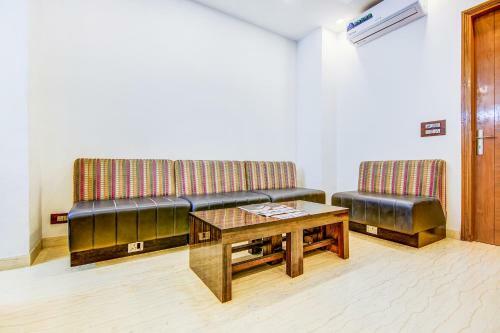 Fabhotel Floyd - Fully Vaccinated Staff