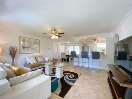 Villa Cheerfull 4/bed/ 3 Bath / Pool / Best Location