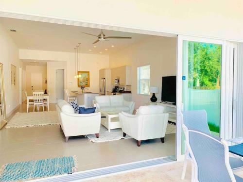 Perfect Naples Beach House - Heated Saltwater Pool