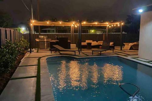 Modern Home*heated Pool, Basketball And Mini Golf