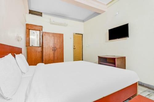 Capital O 82585 Honey Hotel