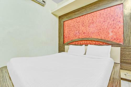 Capital O 82585 Honey Hotel