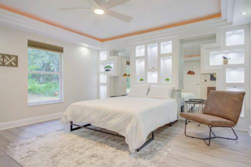 Hot Tub, Breakfast, Game Room, & Close To Beaches