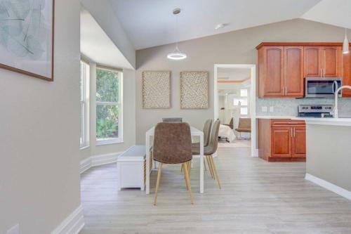 Hot Tub, Breakfast, Game Room, & Close To Beaches