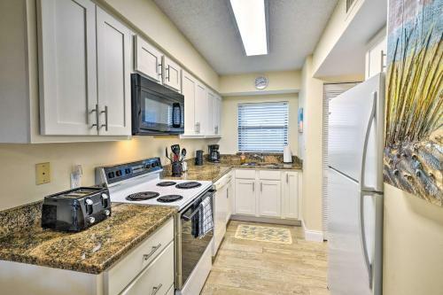 Apartamento Sun-soaked Condo With Balcony - Steps To Beach!