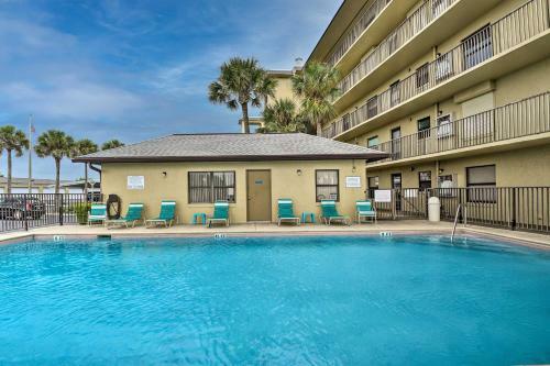 Apartamento Sun-soaked Condo With Balcony - Steps To Beach!