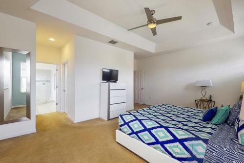 Beautiful 6 Bedroom Home With Games & More! Home