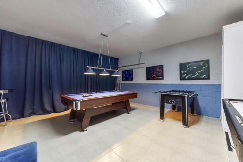 Beautiful 6 Bedroom Home With Games & More! Home