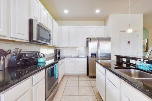 Beautiful 6 Bedroom Home With Games & More! Home