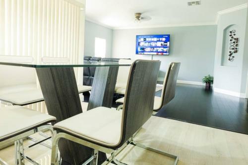 Huge Home!! Pool Table Near Stadium & Beach