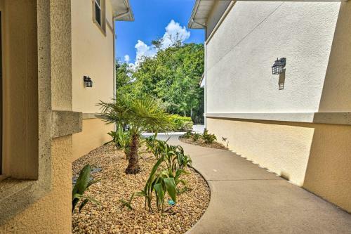 Palm Coast Condo With Pool About 3 Mi To The Beach!