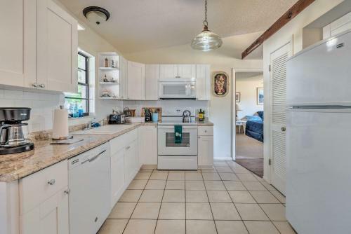 Sunny Spring Hill Hideout With Lanai And Pool!