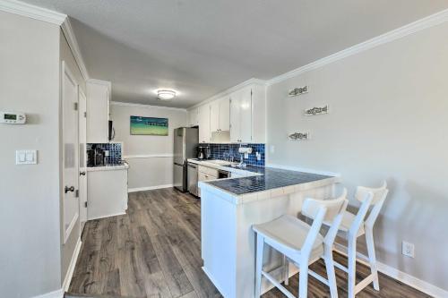 Bright And Chic Pensacola Townhouse With Sunroom!