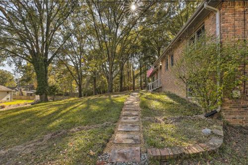 Acworth Retreat With Fireplace, Deck, 3 Acres!