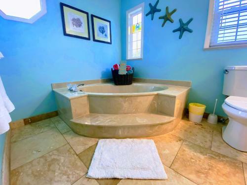 Coral Skies Over Siesta Key - Spacious One Level, Pet Friendly With A Pool!