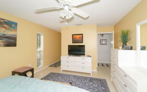 Short Distance To Beach, Shopping And Restaurants!