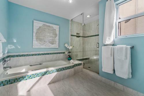 Heated Pool/htub & Pool Cabana W/tv Walk To Beach!