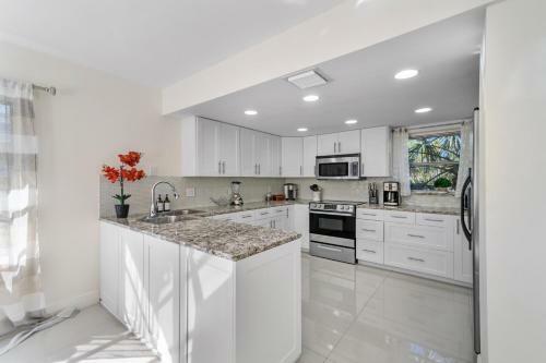 Heated Pool/htub & Pool Cabana W/tv Walk To Beach!