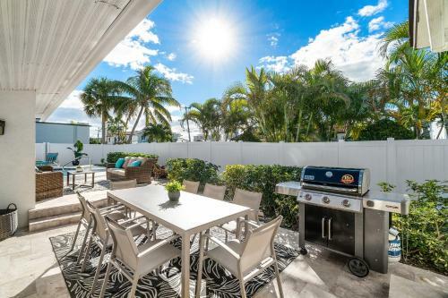 Heated Pool/htub & Pool Cabana W/tv Walk To Beach!