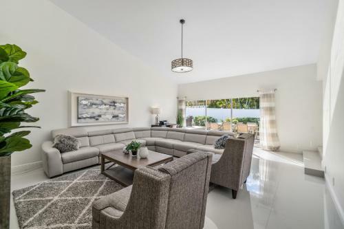 Heated Pool/htub & Pool Cabana W/tv Walk To Beach!