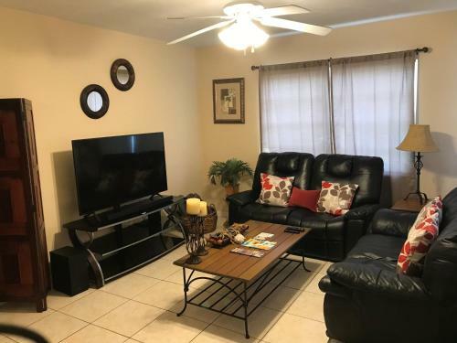 Great Location Near Downtown & Airport