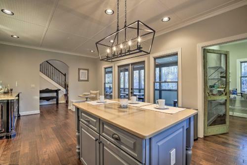 Spacious Lakefront Home With Screened-in Porch!
