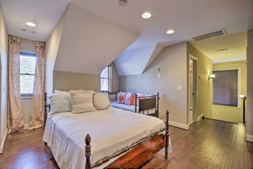 Spacious Lakefront Home With Screened-in Porch!