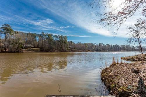 Lakefront Home-2car Garage-tvs-luxury Master Suite