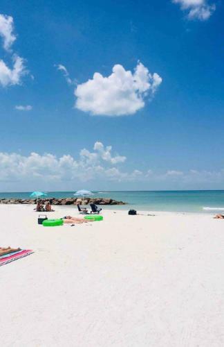 Apartamento #1 St.pete Beach Unit*walk To Bars, Beaches, Restaurants And More.