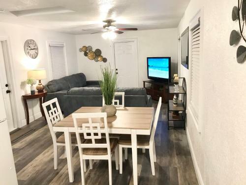 Apartamento #1 St.pete Beach Unit*walk To Bars, Beaches, Restaurants And More.