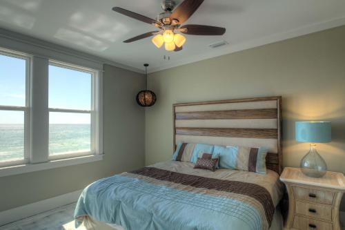 Making Waves - Huge Heated Beachfront Pool & Hot Tub! Best In Pcb!