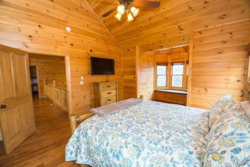 Christmas Lodge-secluded Near Downtown Blue Ridge