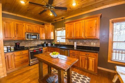 Christmas Lodge-secluded Near Downtown Blue Ridge