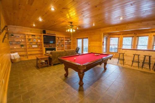 Christmas Lodge-secluded Near Downtown Blue Ridge