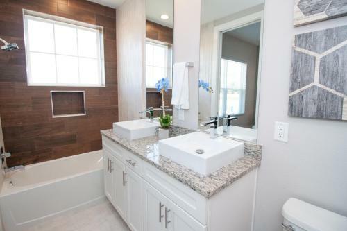 Villa 4 Br 4 Ba Self Check-in Close To Disney Theme Parks