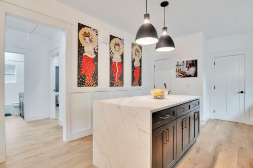 Elegant City Getaway With King Beds And Luxe Bath!