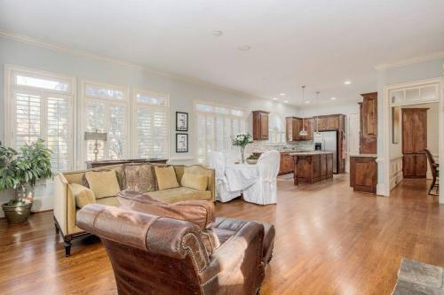 Beautiful 5br 5ba With Hot Tub In Sandy Springs
