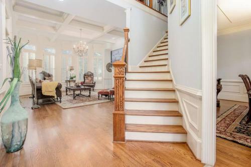 Beautiful 5br 5ba With Hot Tub In Sandy Springs