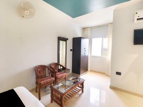 Capital O 65555 Dera Bassi Hotel