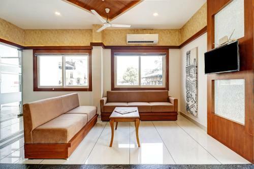 Hotel Townhouse Oak Sharoz Residency