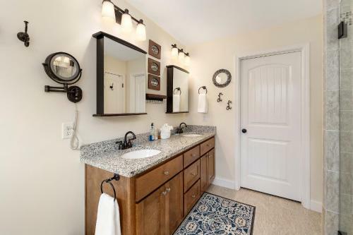 Beautifully Appointed 3 Bed - 2 Bath Cottage In Glynn Haven On St Simons!